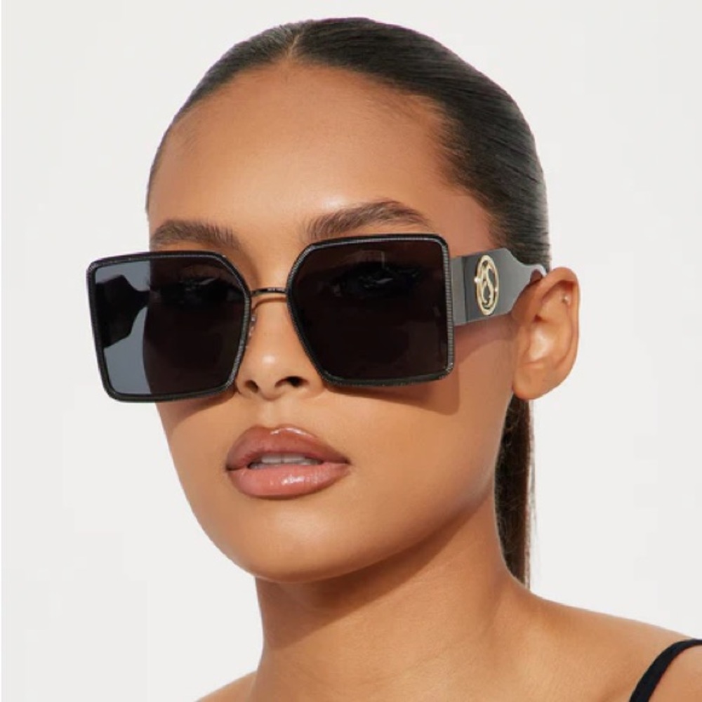Gorgeous Gunmetal Oversized Sunglasses NEW 🏷️